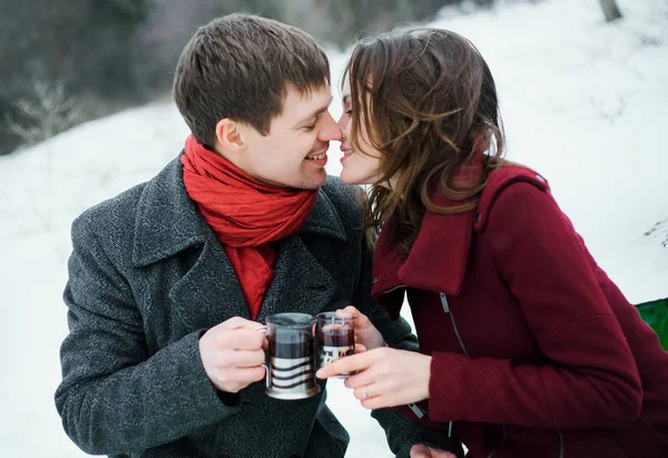 Jongeman van liefhebbers en meisje kussen — Stockfoto