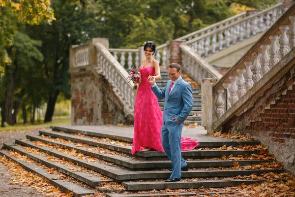 美丽、 浪漫的夫妇正在下楼梯微笑 sweetl — 图库照片