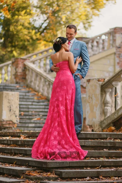 階段上のロマンチックなカップルは、彼は優しく彼女を見てください。. — ストック写真