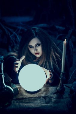 Düz arayan genç kadın kamera yakın çekim, o parlayan top çağrıştırıyor