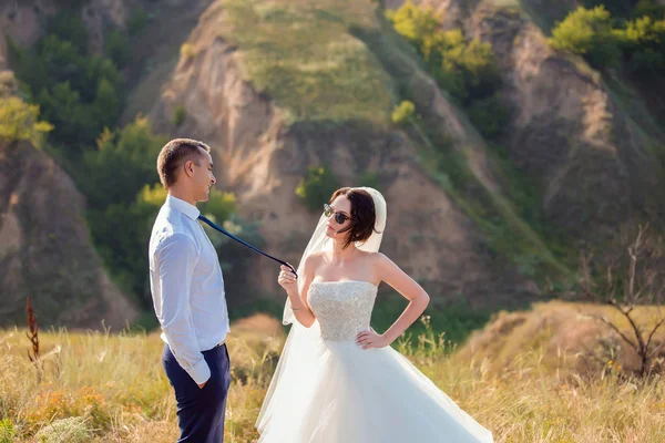 Menina bonita e homem na natureza — Fotografia de Stock