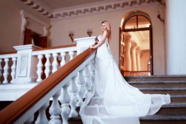 Zarif kıyafeti lüks sarışın