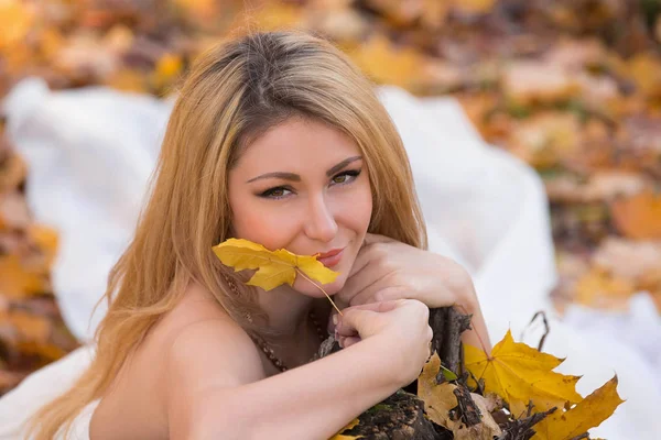 Lussuosa bionda in abito elegante — Foto Stock