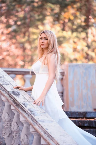 Luxuosa mulher loira em vestido branco elegante — Fotografia de Stock