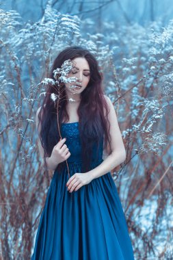  Uzun mor-mavi saçlı kız