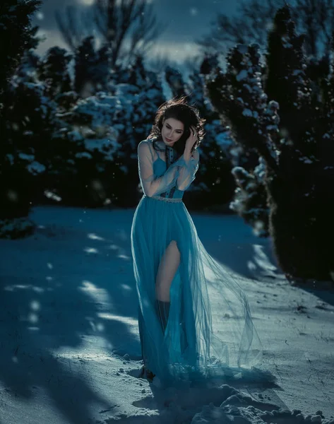 Menina morena jovem está em vestido vintage azul — Fotografia de Stock