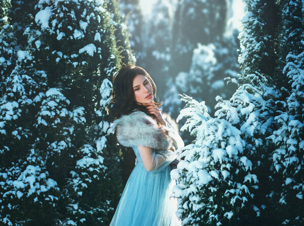 Молодая брюнетка в синем винтажном платье
