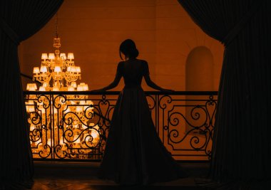 Güzel esmer kız kameraya onu geri ile ayakta