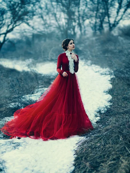 Menina bonito em vestido de luxo — Fotografia de Stock