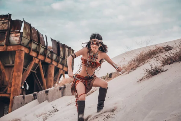 Wild american indian girl — Stock Photo, Image