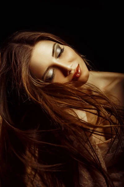 Ritratto di ragazza bruna con i capelli lunghi — Foto Stock