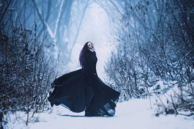 Bir iblis kız tek başına yürüyor