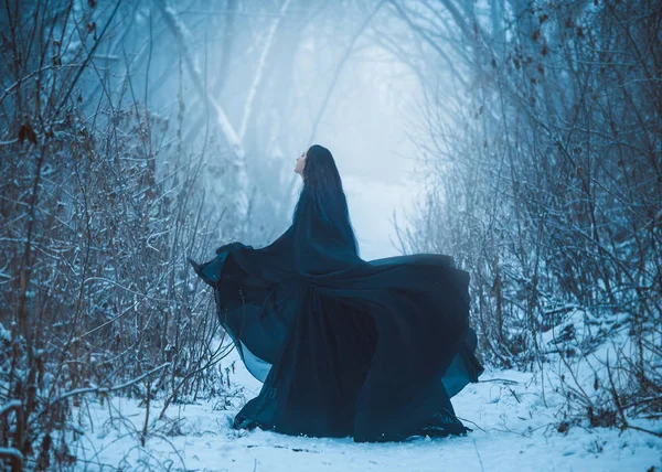 악마 소녀는 혼자 걷는다 — 스톡 사진
