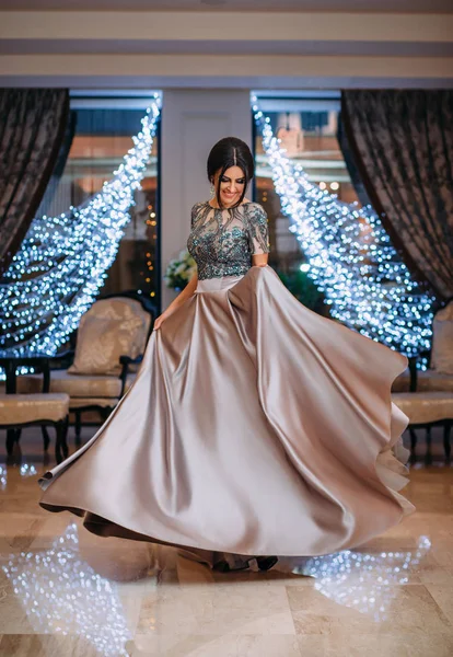 Kvinna i en elegant klänning — Stockfoto