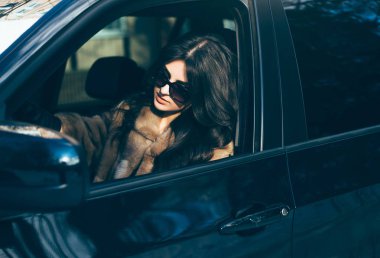 Arabanın içindeki genç güzel esmer