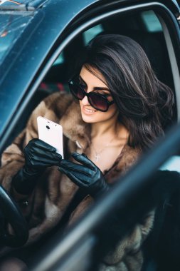 güzel esmer arabada oturan ve bir mesaj yazdı
