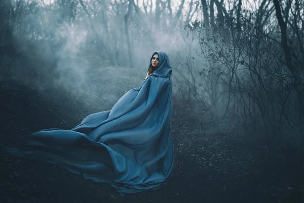 Een grote, mooie vrouw in een regenjas blauw — Stockfoto