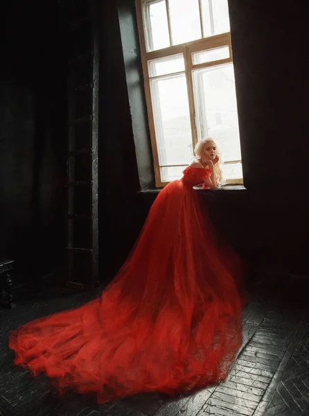 Fille blonde dans une robe rouge luxueuse — Photo