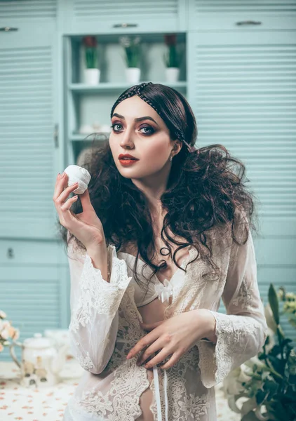 Menina com enormes olhos azuis posando — Fotografia de Stock