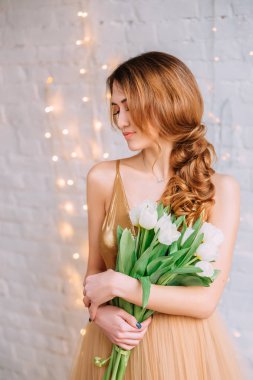 Lüks, altın elbiseli esmer kız.