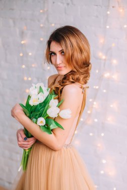 Lüks, altın elbiseli esmer kız