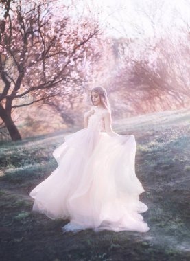 Lüks dres baharda bir genç kız