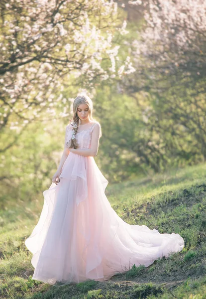 Ein junges Mädchen im Frühling in einem luxuriösen dres — Stockfoto