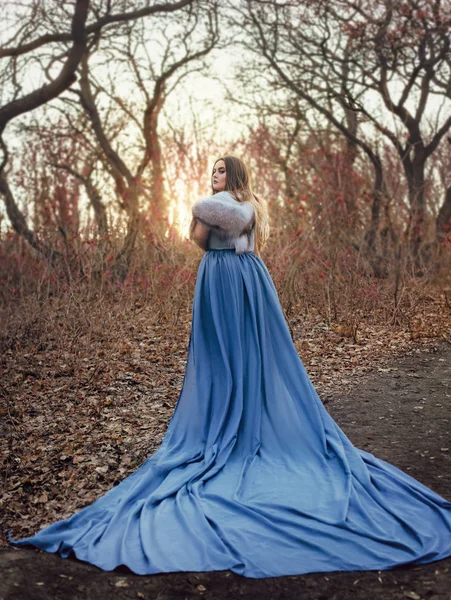 En stor, vacker kvinna i en blå regnrock — Stockfoto