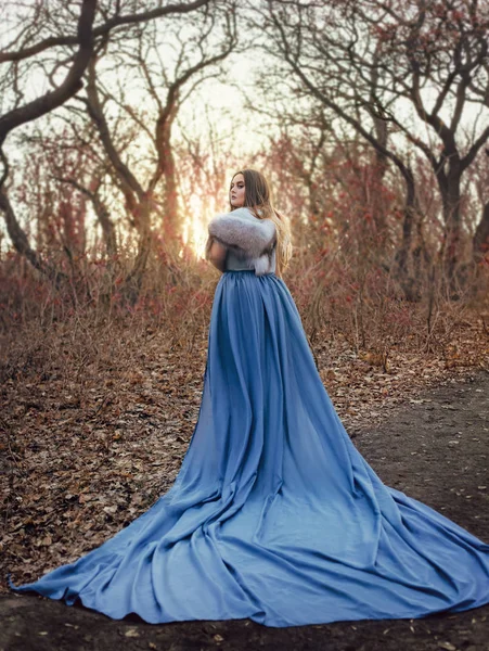 Een grote, mooie vrouw in een regenjas blauw — Stockfoto