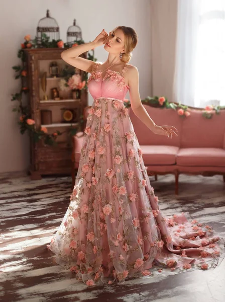 Das Mädchen in einem luxuriösen Kleid. — Stockfoto