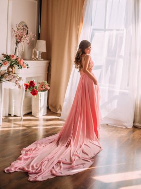 Genç kadın ve birçok çiçek