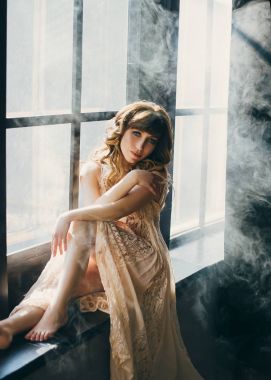 Genç, güzel bir kadın 