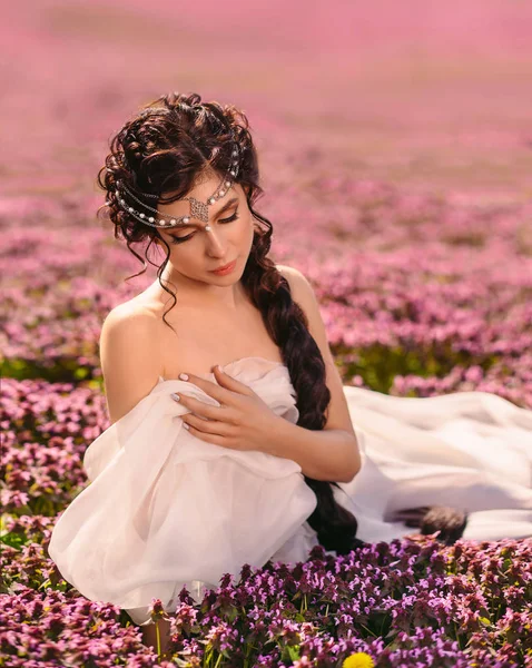 Ein schönes Mädchen in einem weißen Vintage-Kleid. — Stockfoto