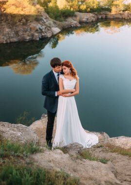 Nehir kıyısında şık düğün