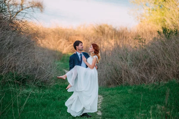 Boda con estilo en la orilla del río — Foto de Stock