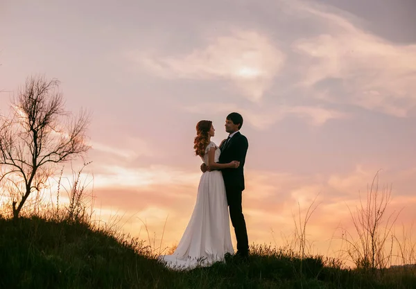 Mariage élégant sur la rive de la rivière — Photo