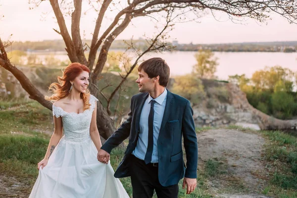 Mariage élégant sur la rive de la rivière — Photo