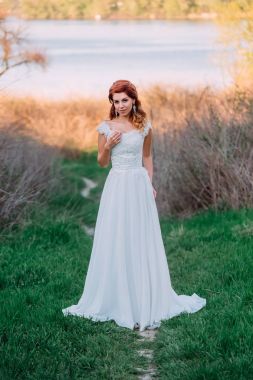 Doğa arka plan üzerinde güzel gelin