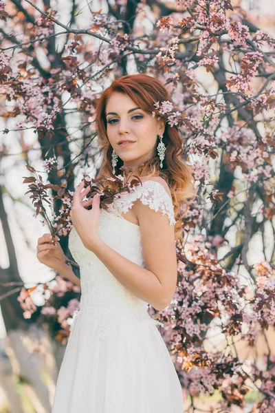 Bella sposa su sfondo naturale — Foto Stock