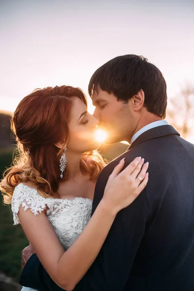 Boda con estilo en la orilla del río — Foto de Stock