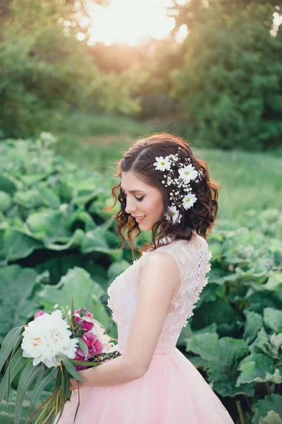 Beautiful girl bride — Stock Photo, Image