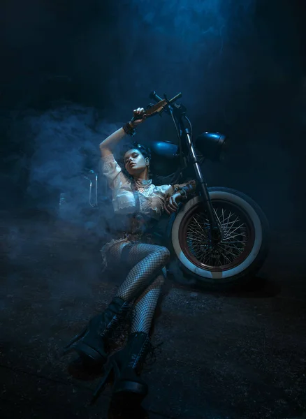 Une belle fille dans le style steampunk — Photo