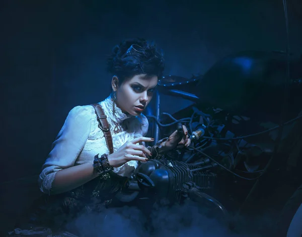 Una hermosa chica en estilo steampunk — Foto de Stock