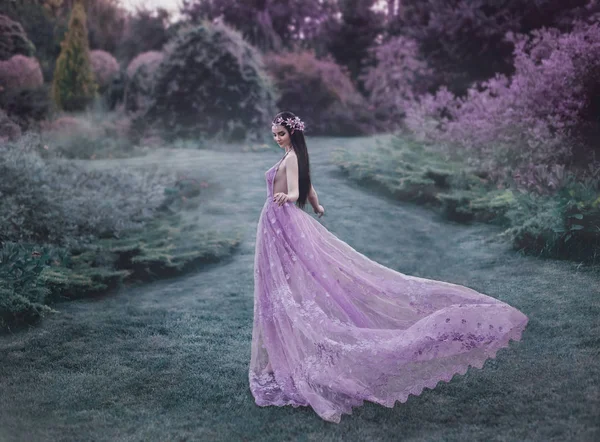 Chica de fantasía en un jardín de hadas . — Foto de Stock