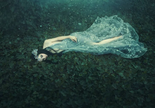 Šípková Růženka. Dívka leží na trávě — Stock fotografie
