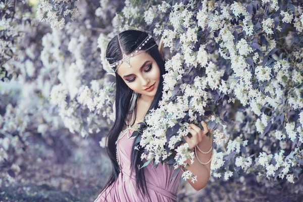 Menina de fantasia em um jardim de fadas . — Fotografia de Stock