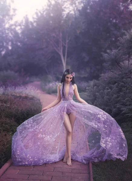 Fantasy flicka i en fairy trädgård. — Stockfoto