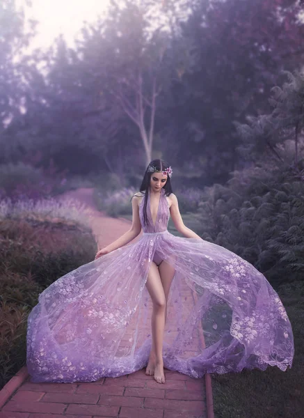 Menina de fantasia em um jardim de fadas . — Fotografia de Stock