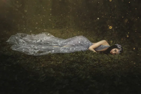 Sleeping Beauty. The girl lies on the grass — Stock Photo, Image