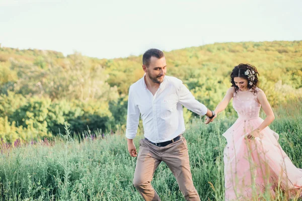 Beau mariage dans la nature — Photo